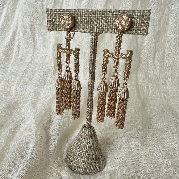 SOLD! Vintage 1960s Crown Trifari Tassel Clip-On Earrings – Tres Chic! - Picture 1 of 12